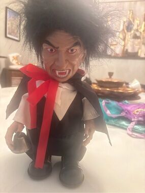 VINTAGE 1993 HALLOWEEN ANIMATED WALKING VAMPIRE w/GLOWING EYES & EERIE MOANING